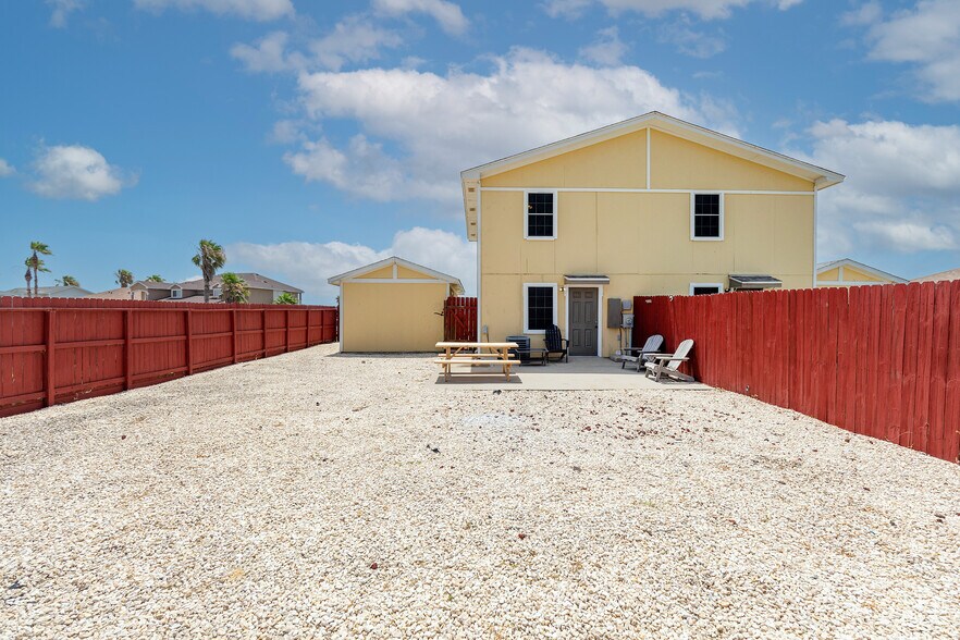 Building Photo - 15622 Cruiser St