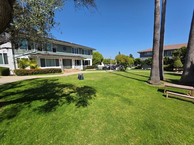 Building Photo - UPPER 1BD/1BA CONDO WITH GARAGE AND COMMON...