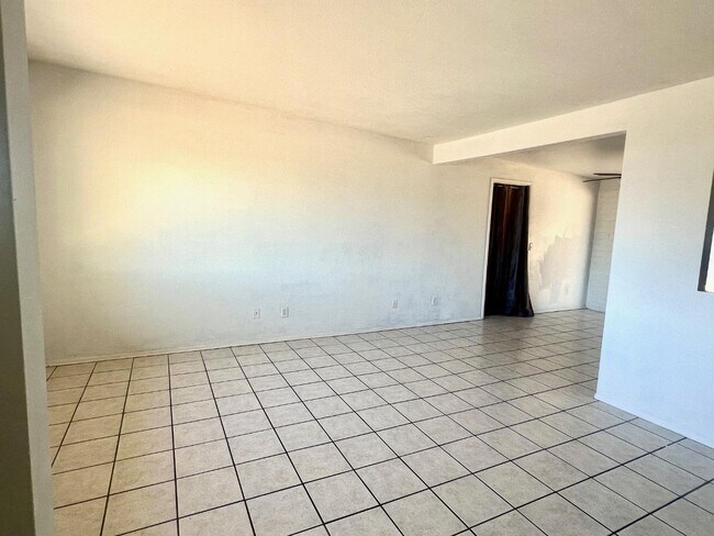 Building Photo - 2328 W Las Lomitas