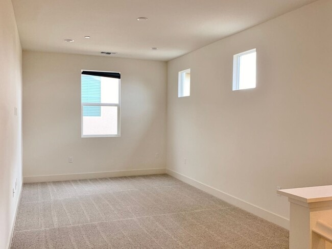 Building Photo - 4 Bedroom Home in Hollister