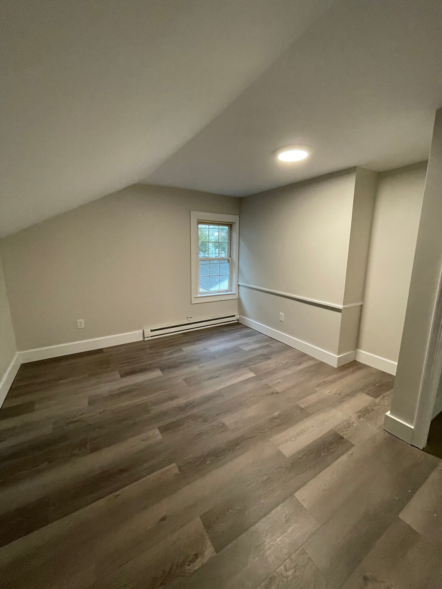 Building Photo - 16 Crompton St