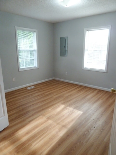 Building Photo - Great location! 4br house w/ parking, larg...