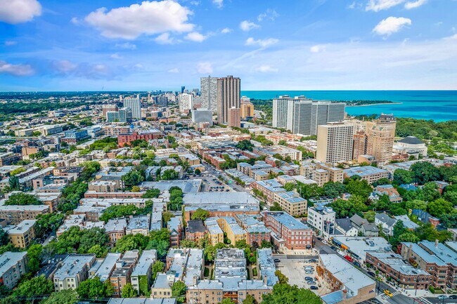 Building Photo - 622 W Roscoe St