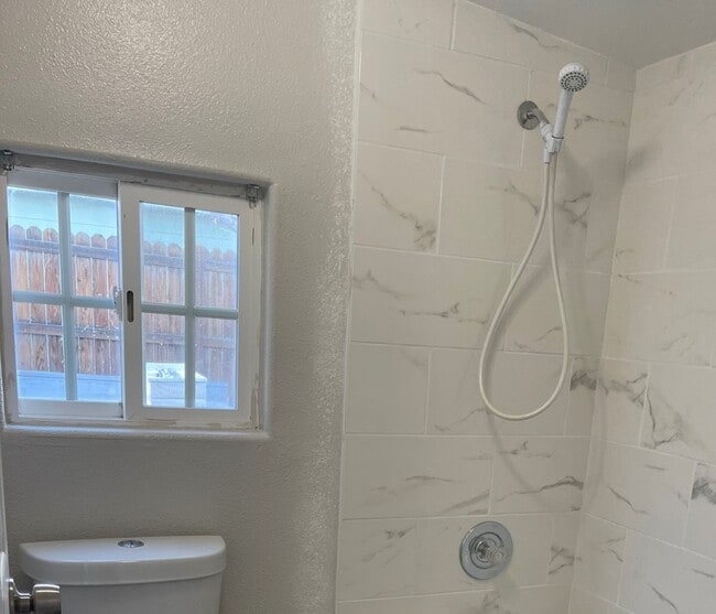 Building Photo - 410-412 S 7th St