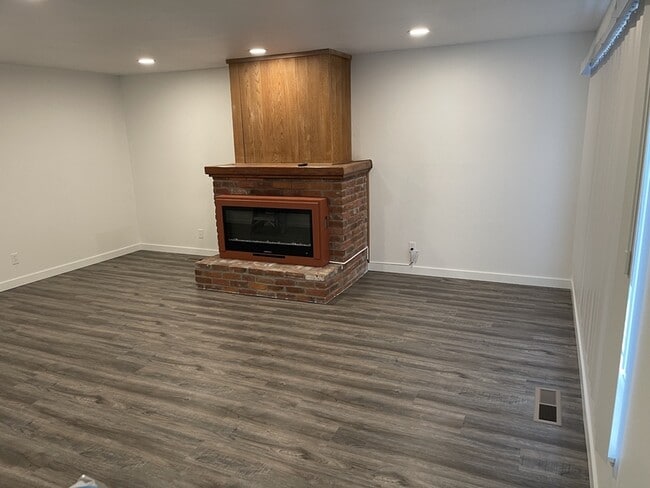 Building Photo - 4292 Meadowbrook Ct NE