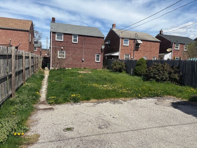 Building Photo - Cozy 3 Bedroom House, Yard-East End of Yor...