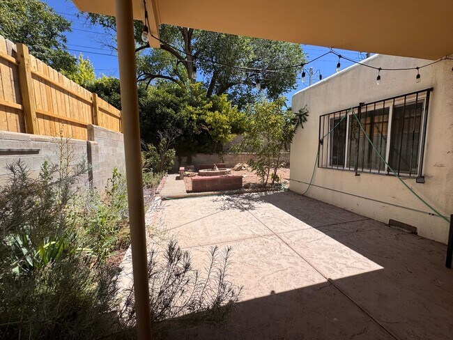 Building Photo - Beautiful home near UNM/CNM. 3 Bedroom 2 bath