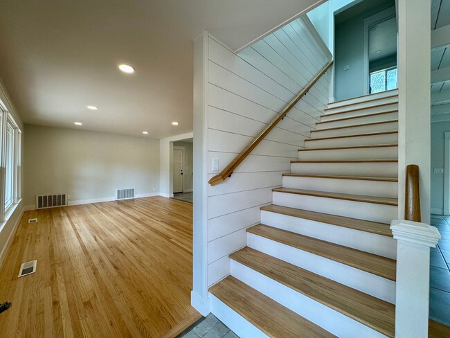 Building Photo - 5780 Stanley Dr