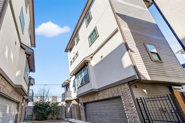 Building Photo - 1621 Rosewood St