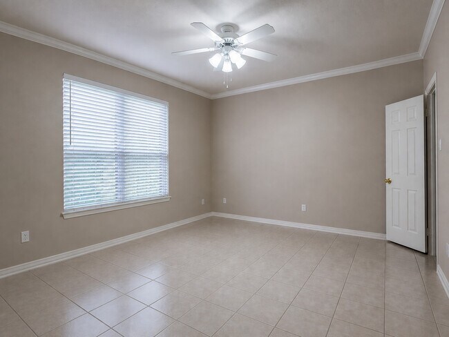 Building Photo - 2255 Braeswood Park Dr