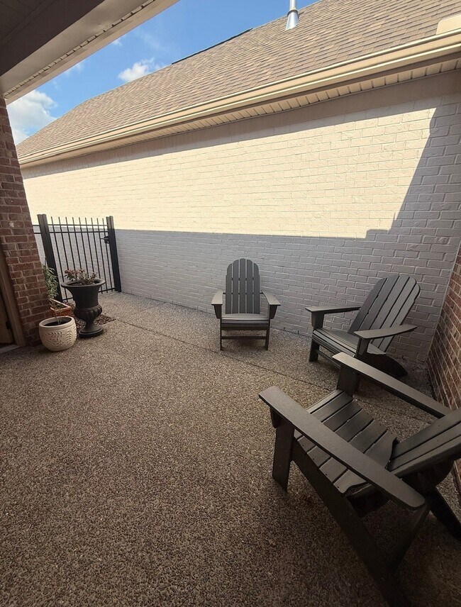 Building Photo - 9030 Headwaters Dr