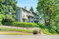 Building Photo - Beautiful, bright 2-bdrm/2.5-bath Lake Oswego condo. W/D, covered parking, pool, serene setting