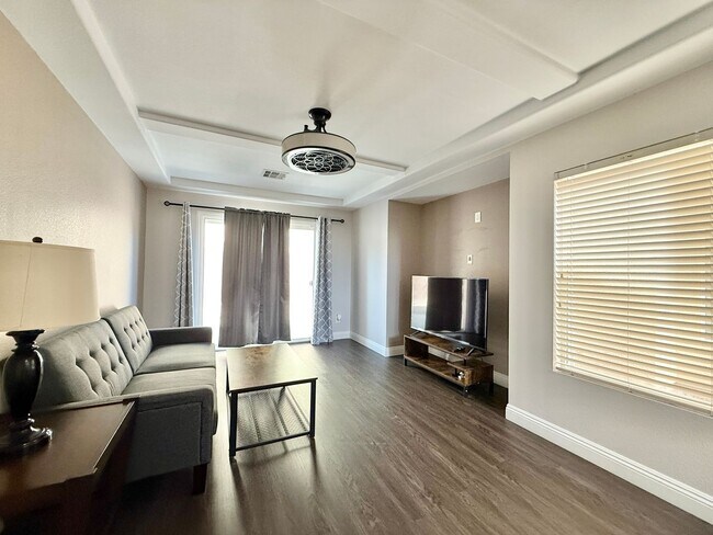 Building Photo - Charming Cul-de-Sac Home with Bonus Room & Backyard