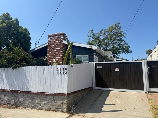 Building Photo - Spacious Silver Lake Charmer 2-bedroom, 1-bath home for Rent.