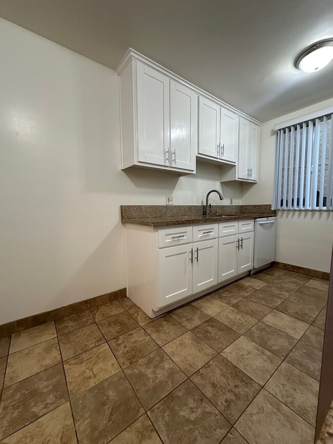 Building Photo - 2320 W 24th St