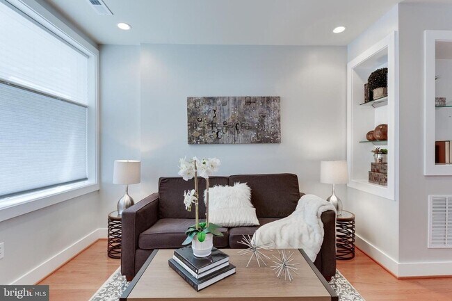 Building Photo - Gorgeous Renovated Rowhome | Walk to Colum...