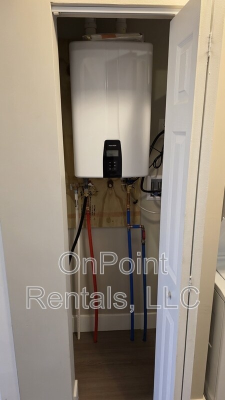 Building Photo - 5915 N Wayne Rd