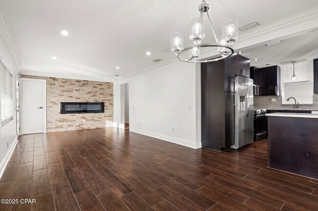 Building Photo - 1528 Oak Ave