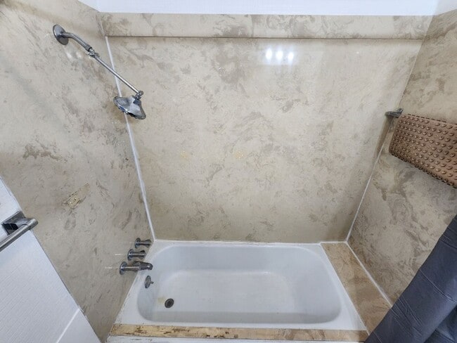 Building Photo - Quaint downtown riverside 2 Bedroom 1 Bath...