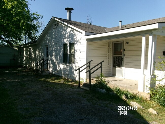 Building Photo - 2112 SW A Ave
