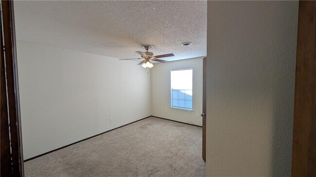 Building Photo - 2225 E Jonquil Rd