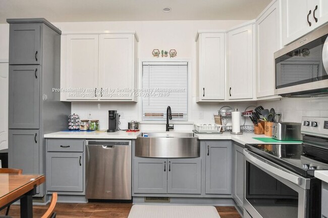 Building Photo - 6431 Salem St