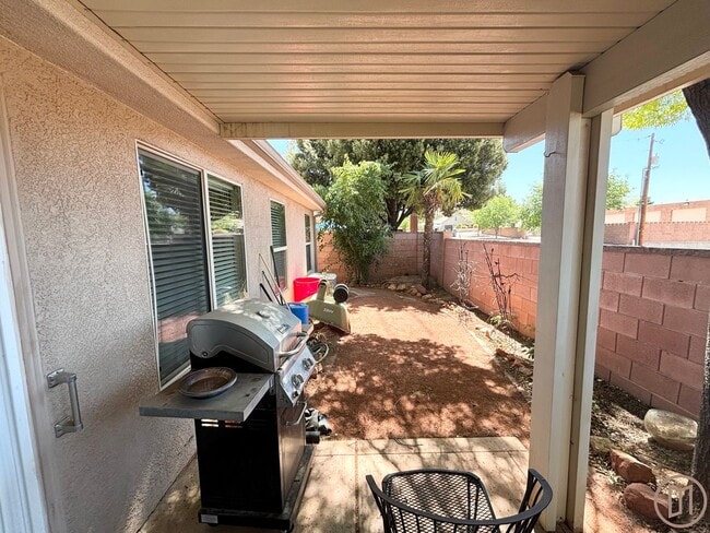 Building Photo - Snow Canyon Home!