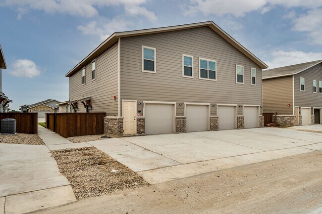 Building Photo - AVAILABLE NOW! GORGEOUS 2 BEDROOM FOUR PLEX LOCATED IN MIDLOTHIAN ISD!