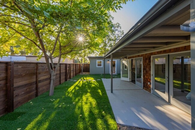 Building Photo - 915 E Matilija St