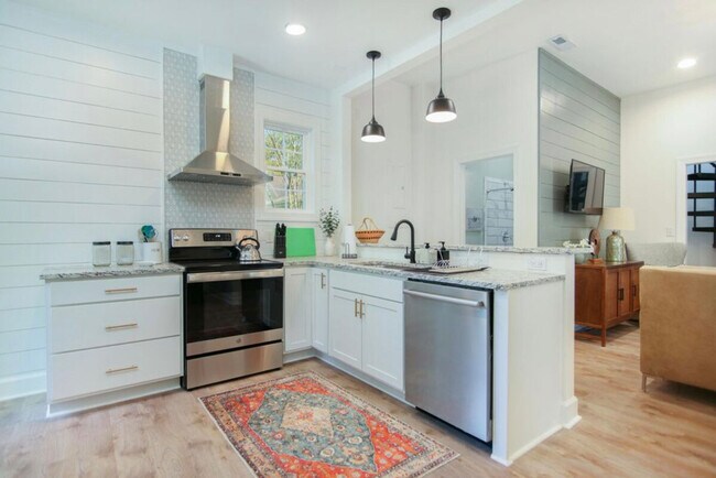 Building Photo - 452 Riverland Dr