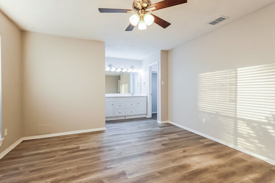 Building Photo - 7411 Skylight Ln