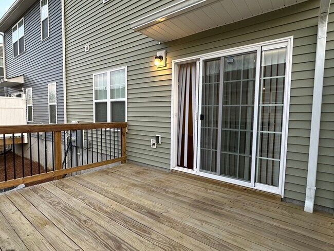 Building Photo - Unfurnished three bedroom 2.5 bathroom Tow...