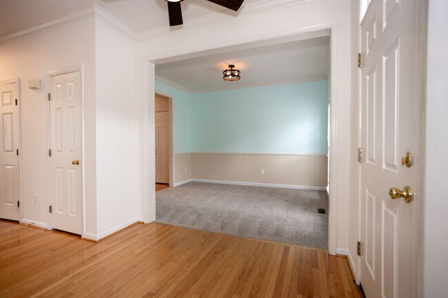Building Photo - Spacious & Bright Home in Parks of Piedmon...