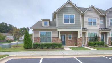 Building Photo - End Unit Townhome with Screened Porch & Fenced Yard!
