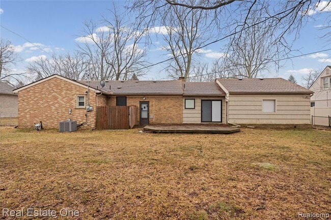 Building Photo - 2360 Pine View Dr