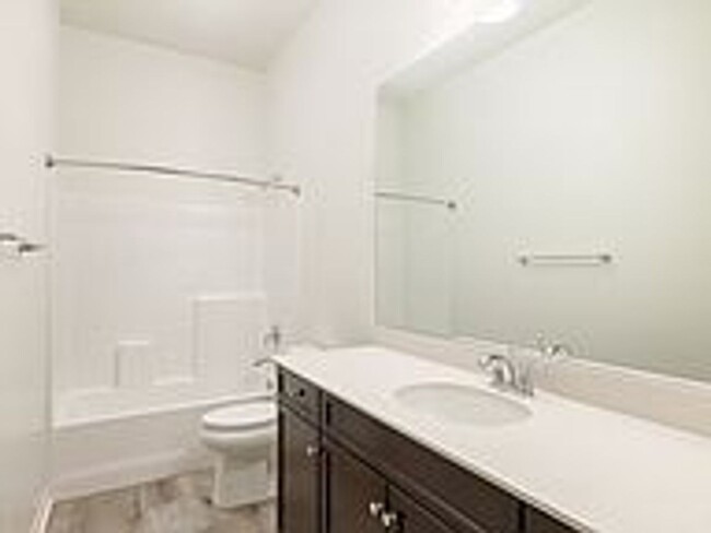 Building Photo - AVAILABLE NOW! BEAUTIFUL, 2 Bed/2 Bath plu...