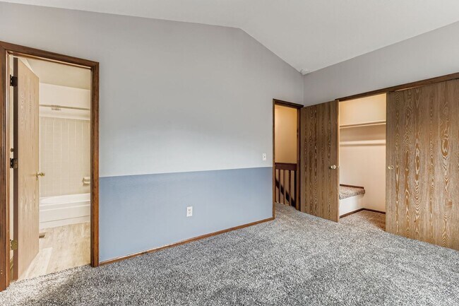 Building Photo - Wonderful 2BD/2.5BA Condo in Excellent Loc...
