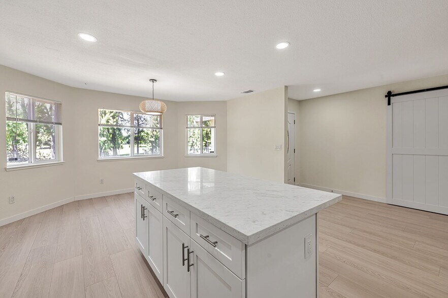 Building Photo - 6941 Golf View Dr