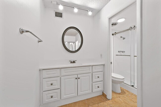 Building Photo - 401 Golden Isles Dr