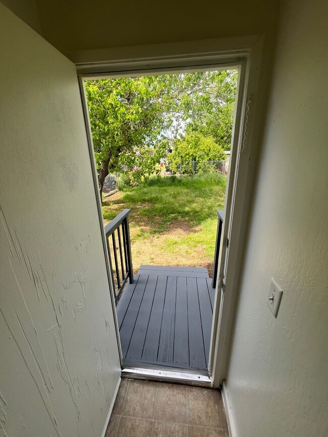 Building Photo - Oroville-3 bedroom 1 bath home, yard, newl...