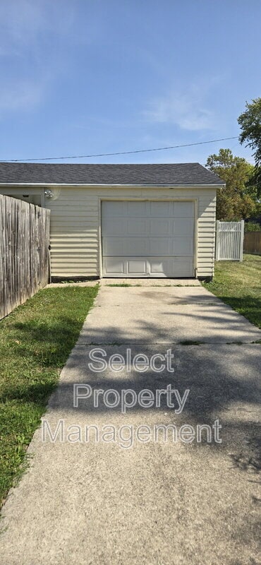 Building Photo - 1743 Rosemont Dr