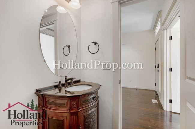 Building Photo - Spacious 4-Bedroom Portland Home with Fenced Yard, Fireplace & Modern Finishes!