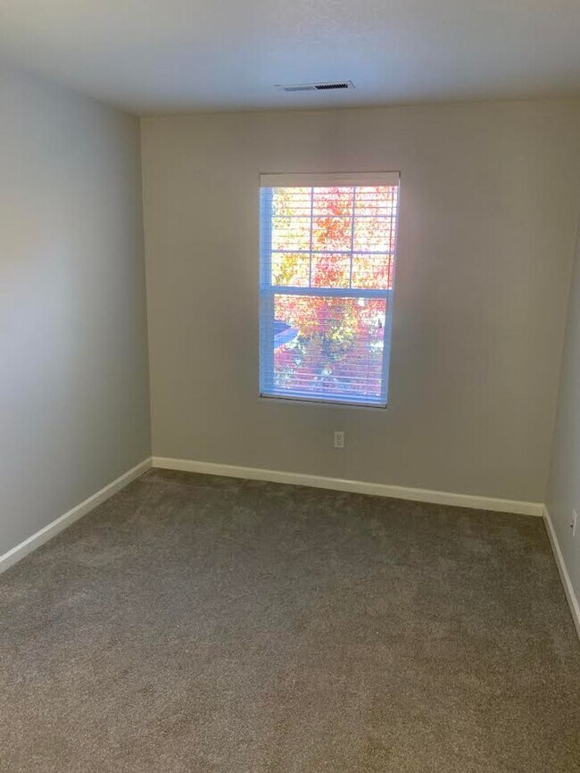 Building Photo - Hidden Creek Neighborhood Gem
