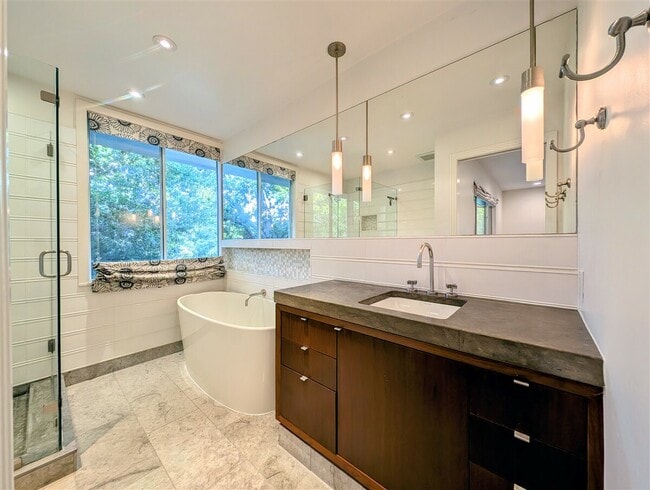 Building Photo - 10 Idalia Ct
