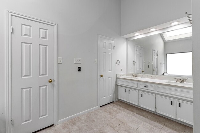 Building Photo - 5622 Woodland Creek Dr