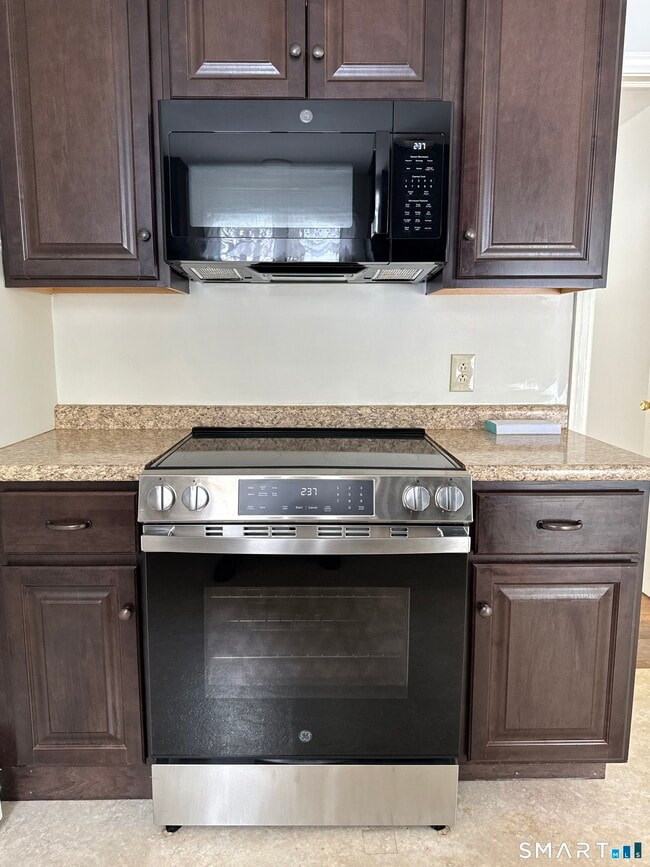 Building Photo - 10 Milton Rd