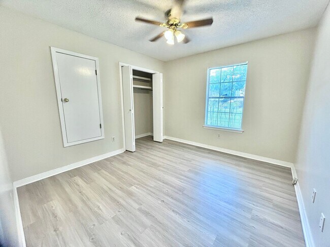 Building Photo - Charming 2-Bedroom Quadplex