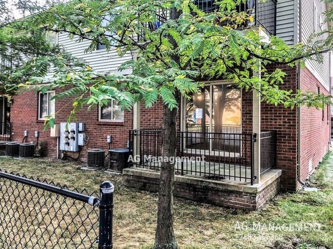 Building Photo - 18530 E 14 Mile Rd #1 - Gorgeous 2Bed/1Bat...