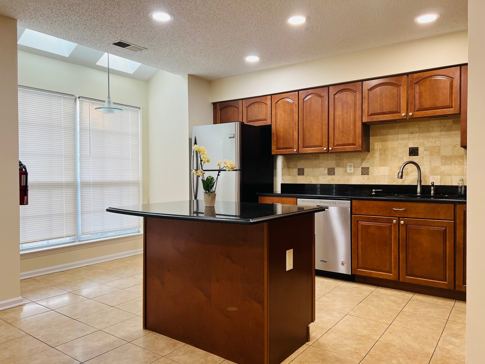 Kitchen - 25 Balboa Ln
