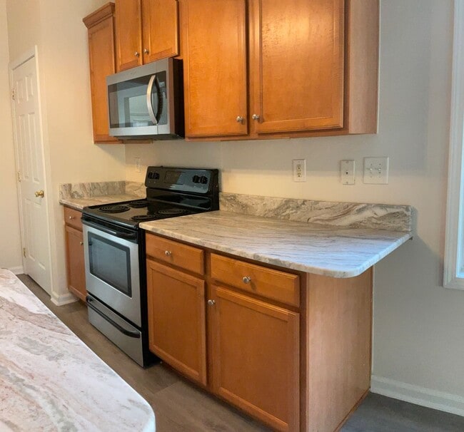 Building Photo - Quiet Neighborhood- Large family living!